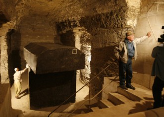 Egyptian Archaeologists Unveil Discovery of 4300 Year Old Tombs